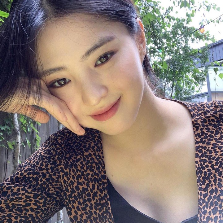 Wajahnya yang cantik menarik perhatian publik, ditambah ia merupakan adik kelas SMA Kim Tae Hee, aktris yang dinobatkan sebagai wanita paling cantik di Korea Selatan. (Foto: Instagram @xeesoxee)