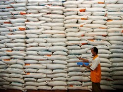 Bulog NTB Berikan 1 Ton Beras ke Dapur Umum Warga Terdampak Corona