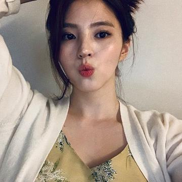 Sebelum membintangi The World of the Married, Han So Hee pernah mendapat peran kecil di beberapa drama seperti 100 Days My Prince yang dibintangi Do Kyung Soo dari boyband EXO dan Abyss yang dibintangi artis mungil Park Bo Young. (Foto: Instagram @xeesoxee)