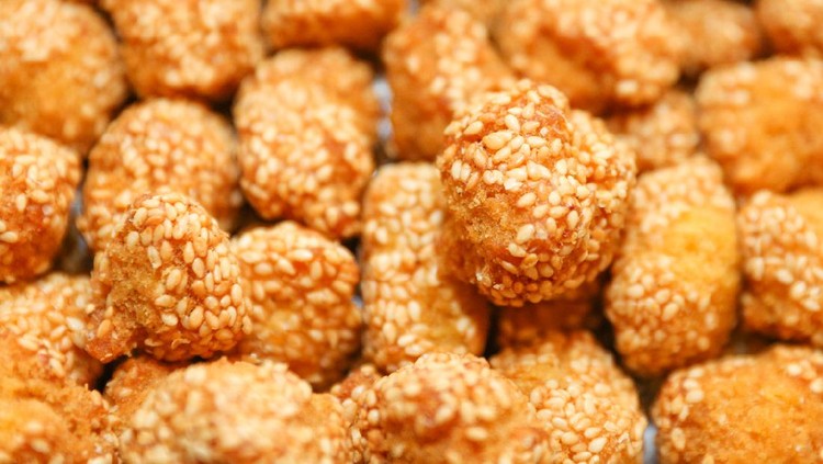 onde-onde. indonesian traditional street food. glutinous rice flour and stuffed inside a green bean paste with sesame seeds