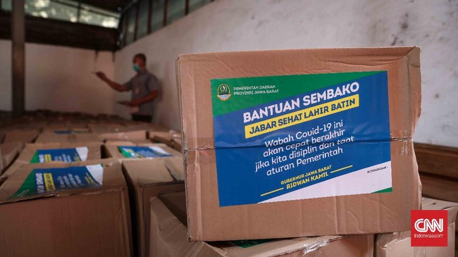 Penyaluran bansos dipusatkan di kantor pos bekasi untuk didata kemudian disalurkan ke rumah warga langsung menggunakan jasa ojek online. CNNIndoneisa/Safir Makki