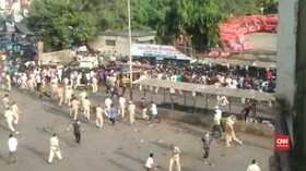 VIDEO: Polisi India Bubarkan Pekerja Migran di Stasiun KA