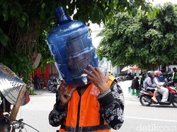 Kocak! Pengatur Lalin di Yogya Pakai Helm Galon Demi Tangkal Corona