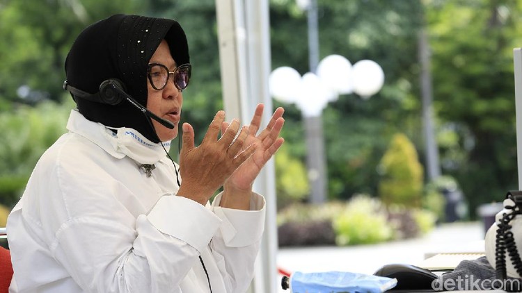 Wali Kota Risma Wali Kota Surabaya Tri Rismaharini terus menyampaikan imbauan soal social distancing. Kali ini Risma mengimbau warga menggunakan Bahasa Madura.