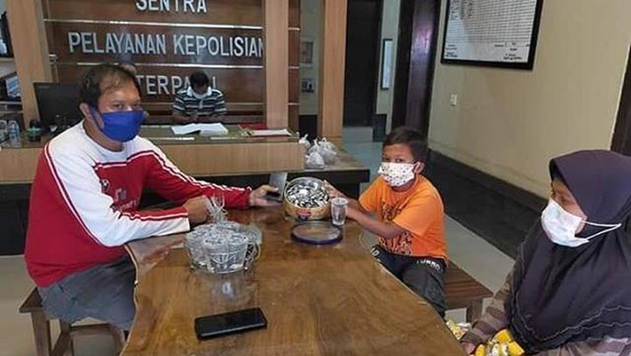 Viral Bocah Bantu Beli APD Corona