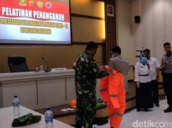 TNI-Polri di Sukabumi Latihan Pemakaman Jenazah COVID-19