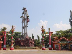 Patung Dewa Setinggi 30 Meter di Kelenteng Tuban Runtuh
