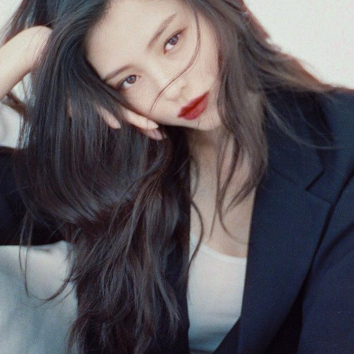 Han So Hee berperan sebagai Yeo Da Kyung di The World of the Married, pelakor atau orang ketiga di antara dua tokoh utamanya. (Foto: Instagram @xeesoxee)