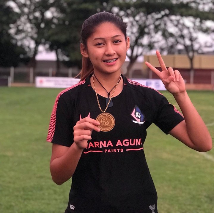 <p>Bakat dan potensi Zahra sangat didukung oleh orang tua. Sang ayah pun memasukkan Zahra ke Sekolah Sepak Bola (SSB), meski teman-temannya kebanyakan putra. (Foto: Instagram @zahmuz12)</p>