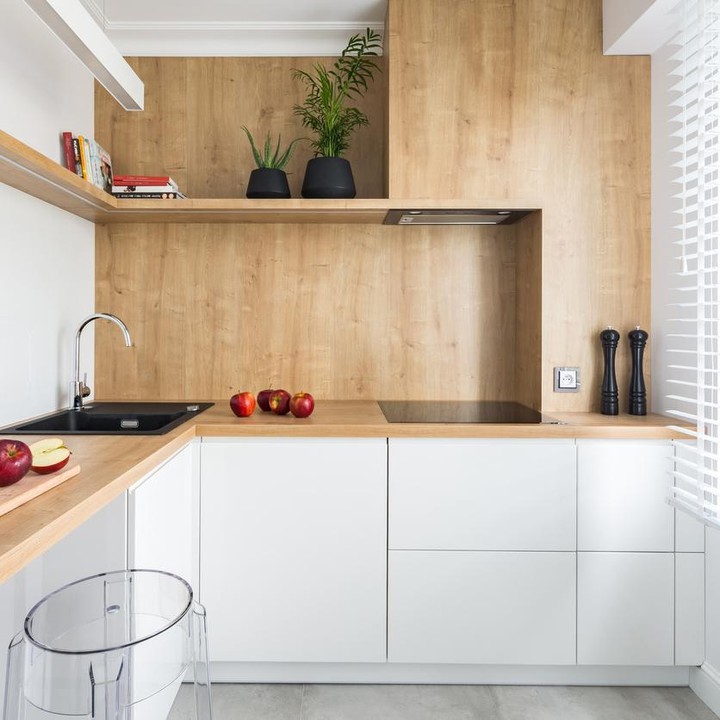 Meski berukuran sempit, dapur ini terlihat luas dengan penggunaan warna putih pada furnitur bawah dan dinding. Selain itu, jendela yang cukup besar dan banyaknya cahaya yang masuk mnambah kesan leluasa pada dapur. (Foto: iStock)