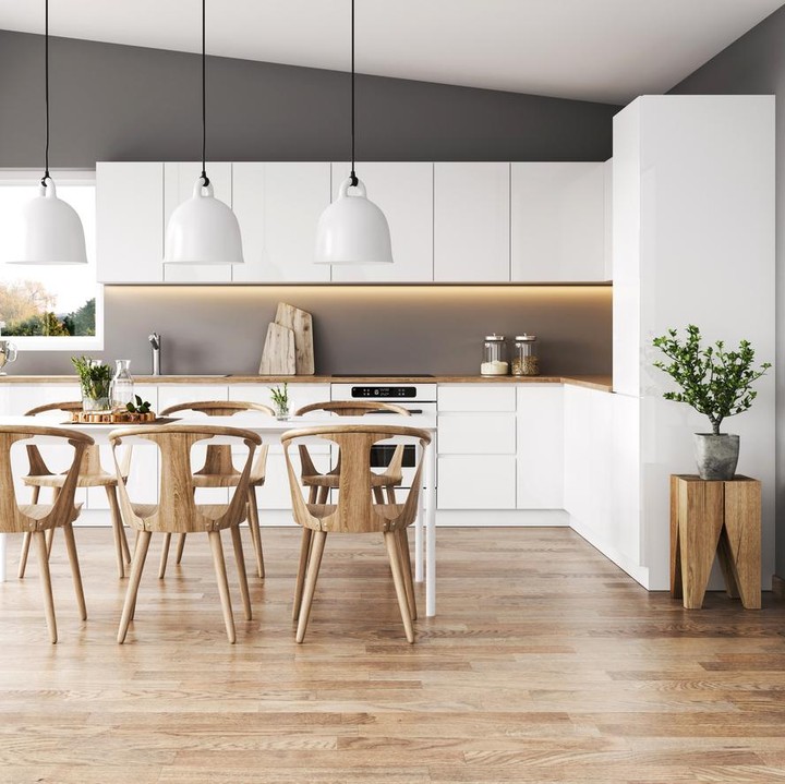 Kitchen set berwarna putih sangat cocok dikombinasikan dengan furnitur lain berwarna cokelat kayu. Dapur ini semakin menarik dengan dinding yang berwarna abu-abu, kontras dengan kitchen set. (Foto: iStock)