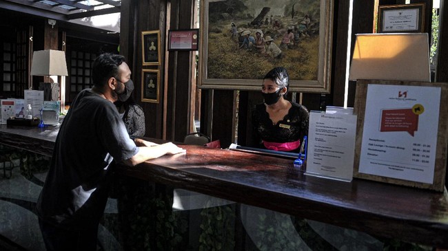 Petugas hotel melayani tamu di Swiss-Belhotel Rainforest, Kuta, Badung, Bali , Kamis (9/4/2020). Sejumlah hotel di Bali menawarkan berbagai program promosi seperti potongan harga untuk menginap harian serta paket menginap mingguan dan bulanan dengan harga murah sebagai upaya untuk meningkatkan okupansi yang mengalami penurunan akibat dampak dari penyebaran COVID-19 atau virus Corona. ANTARA FOTO/Fikri Yusuf/aww.