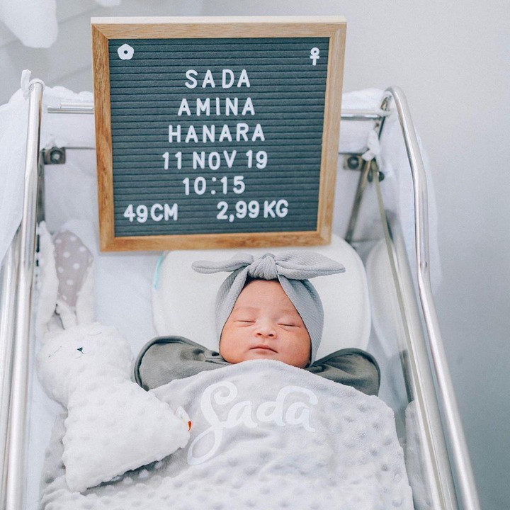 <p>Sada Amina Hanara, putri pertama Fitri Tropica ini lahir pada 11 November 2019, dengan berat lahir 2,99 kilogram dan panjang 49 centimeter. (Foto: Instagram @sada_aminahanara)</p>