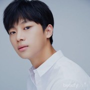 Penuh Pesona, Ini 5 Potret Lee Shin Young yang Sukses Bikin Jatuh Hati