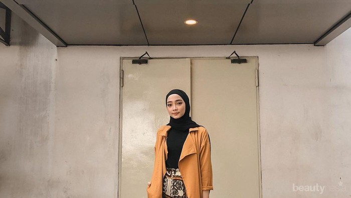 5 Model Outer untuk Tampil Kece ala Hijabers Liza Rosalita