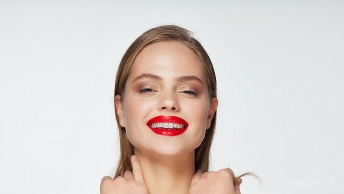 Jangan Berlebihan, Ini Tips Pakai Lipstik Merah Tanpa Terlihat Menor