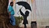 Nyalang edisi 18 April 2020 A man walks wearing a face mask in Tegucigalpa on April 12, 2020 during the curfew ordered by the Honduran government to help curb the spread of the novel coronavirus, COVID-19. - Honduras has reported 393 cases of people infected with COVID-19, of which 25 have died, so far. (Photo by ORLANDO SIERRA / AFP)