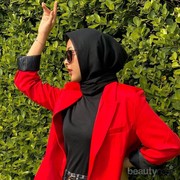 Kamu yang Belum WFH, Coba Referensi Style Blazer Keren ala Delmira Prabu