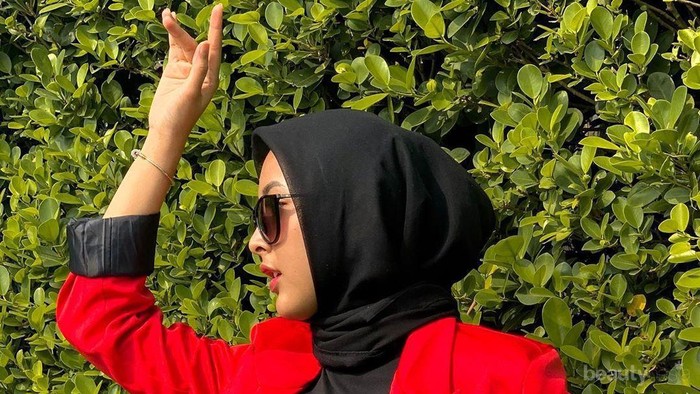 Kamu yang Belum WFH, Coba Referensi Style Blazer Keren ala Delmira Prabu