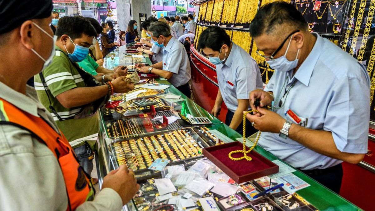 FOTO: Harga Emas Meroket, Warga Thailand Jual Perhiasan