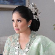 Selalu Tampil Menawan, Ini 8 Ide Kebaya ala Annisa Pohan