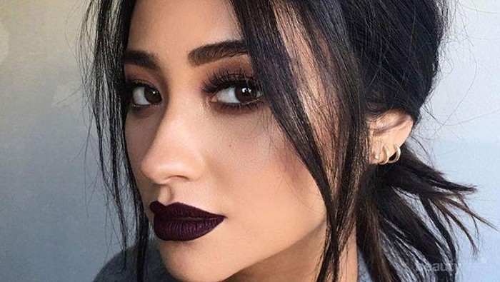 5 Tips Memilih Lipstick Berwarna Gelap untuk Semua Tone Kulit