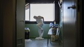 Keseharian Seorang Dokter Covid-19 di Italia Doctor Giovanni Passeri takes his protective gear off at the end of a night shift in his ward inside the COVID-19 section of the Maggiore Hospital in Parma, northern Italy Thursday, April 9, 2020. Undressing the three layers of protection requires extreme caution, Passeri says, to ensure nothing contaminated by the virus will touch his skin. (AP Photo/Domenico Stinellis)