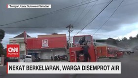 VIDEO: Nekat Berkeliaran, Warga Disemprot Air