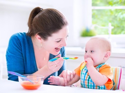 10 Aturan Penting Saat Bayi Mulai MPASI, Bunda Perlu Tahu