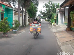 Polisi di Solo Ini Modif Motor Dinas Jadi Alat Penyemprot Disinfektan