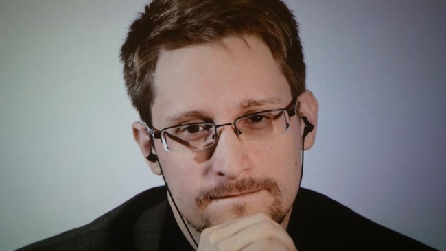 Mantan staf Badan Keamanan Nasional Amerika Serikat, Edward Snowden, dilaporkan diberikan izin tinggal permanen di Rusia.