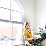 Seharian Bekerja di Ruangan Ber-AC? Ini Jenis Skincare yang Harus Kamu Gunakan