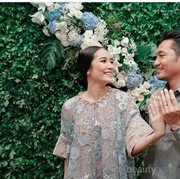 Inspirasi Dress Brukat Modern dan Makeup Flawless Niken Anjani Saat Lamaran