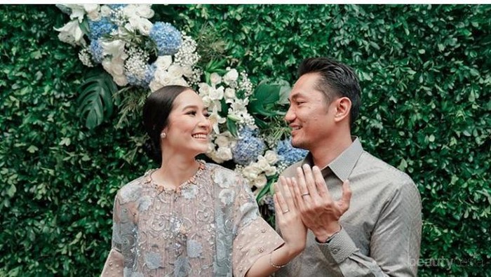 Inspirasi Dress Brukat Modern dan Makeup Flawless Niken Anjani Saat Lamaran