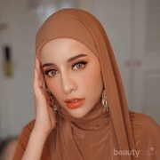 6 Inspirasi Padu Padan Pashmina Warna Coklat ala Influencer