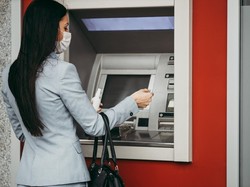Ada Orang Kelamaan Transaksi di Mesin ATM, Harus Ditegur?
