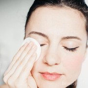 Alami Iritasi Saat Membersihkan Makeup di Area Mata? Jangan-jangan Kamu Melakukan 4 Kesalahan Ini!