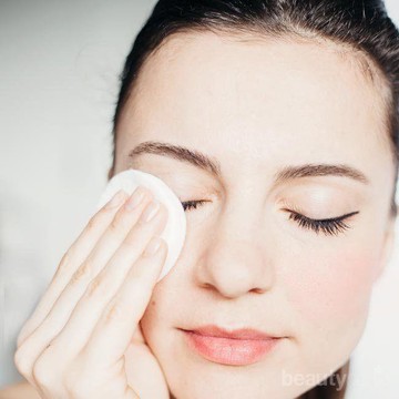 img-title Alami Iritasi Saat Membersihkan Makeup di Area Mata? Jangan-jangan Kamu Melakukan 4 Kesalahan Ini!