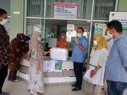Andre Bagikan APD untuk 11 RS di Sumbar, Di Sijunjung Diterima Arrival Boy