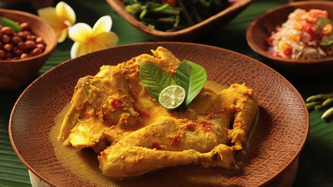 Ada beberapa kudapan dan makanan khas Hari Raya Nyepi di Indonesia yang biasanya wajib disajikan. Berikut daftarnya.