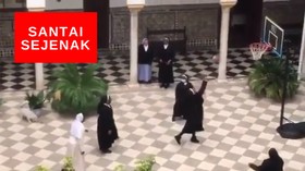 VIDEO: Lepas Penat Jahit Masker, Biarawati Main Basket