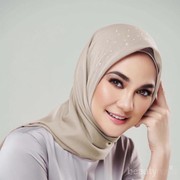 Cantiknya Luna Maya Jadi Model Hijab Berhias Swarovski