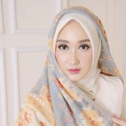 Di Rumah Aja, Dian Pelangi Buat Baju Sendiri untuk Foto Maternity