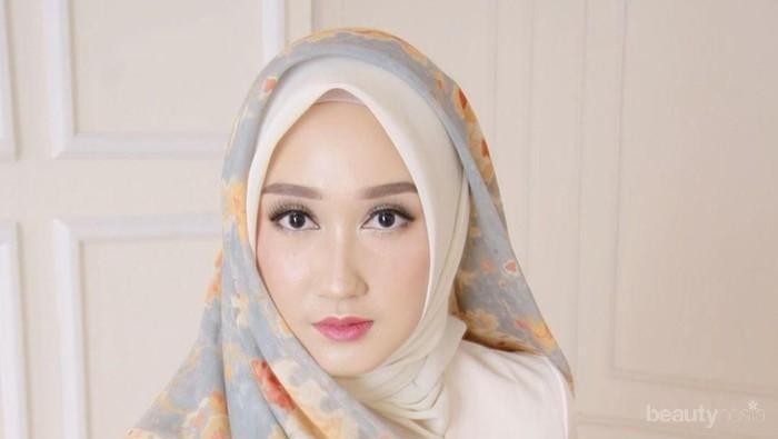 Di Rumah Aja, Dian Pelangi Buat Baju Sendiri untuk Foto Maternity