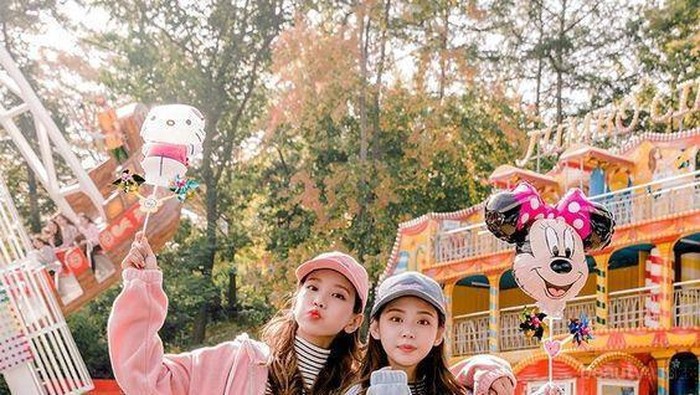 Best Friend Goals, Tiru 7 Gaya Fashion Twin Look Ala Korea Ini! Best Friend Goals, Tiru 7 Gaya Fashion Twin Look Ala Korea Ini!