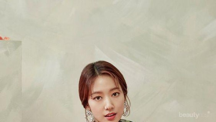 Inspirasi Fashion Ala Aktris Cantik Park Shin Hye, Bikin Kamu Makin Kece!