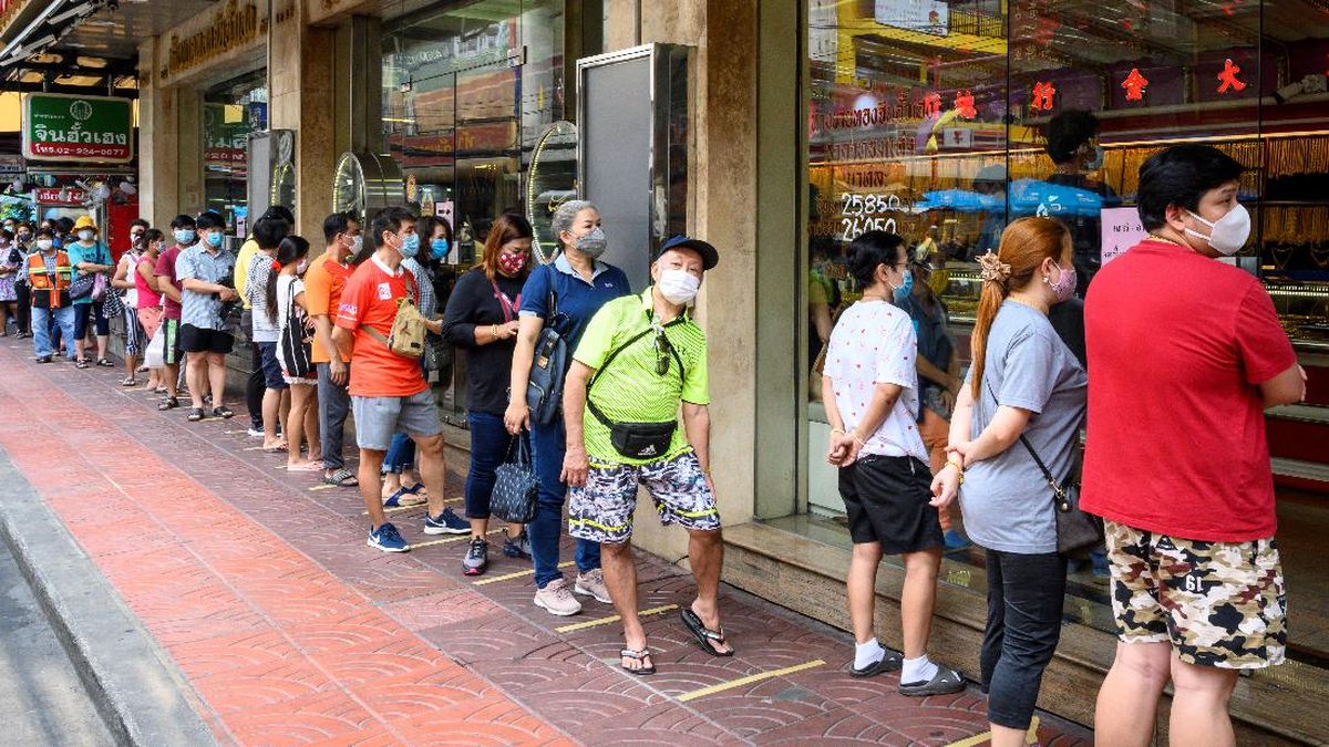 FOTO: Harga Emas Meroket, Warga Thailand Jual Perhiasan