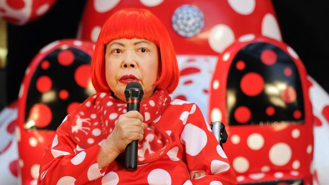 Japanese avant-garde artist Yayoi Kusama answers questions during a press preview for an 32-hour art event at Roppongi shopping district in Tokyo on March 22, 2012.    AFP PHOTO/Toru YAMANAKA (Photo by TORU YAMANAKA / AFP)