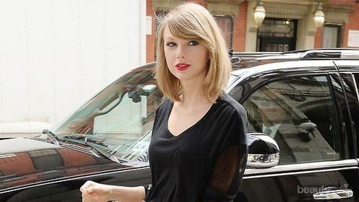 Ingin Terlihat Tinggi? Contek Padu Padan Stocking Hitam ala Taylor Swift Berikut Yuk!