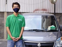 Jaga Kesehatan di Mobil, Driver GrabCar Rutin Semprotkan Disinfektan